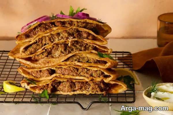 آماده کردن نان عرایس عربی