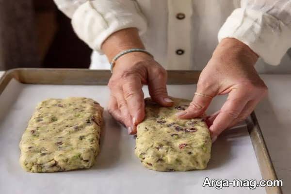 مخلوط کردن مواد اولیه بیسکاتی