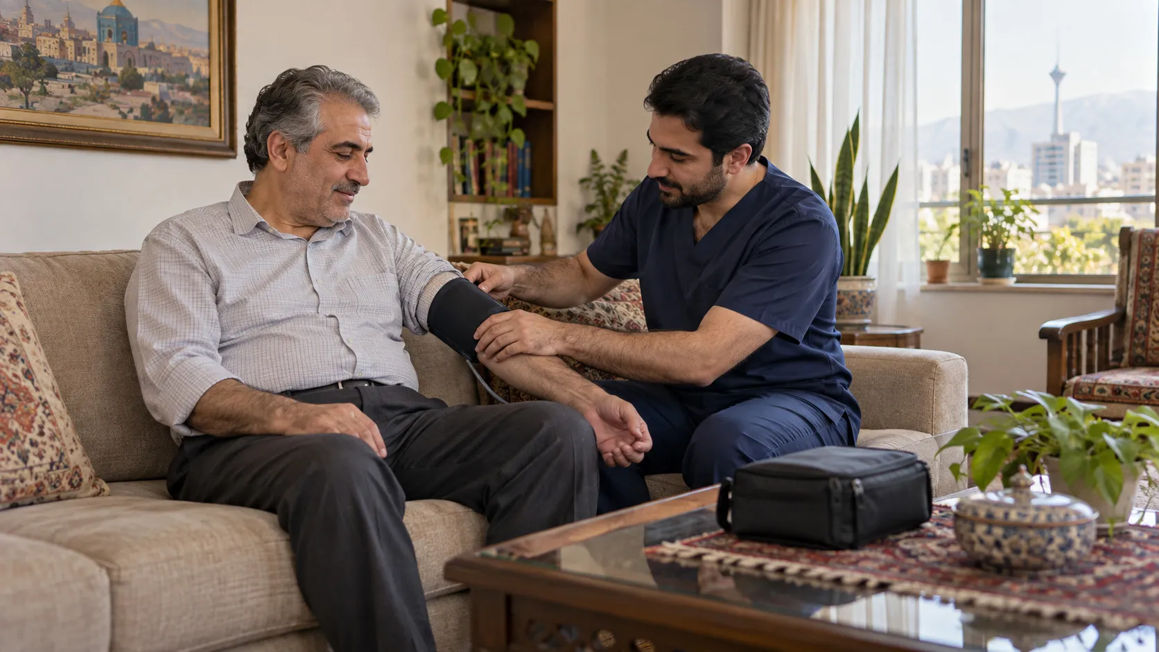 پرستار در حال گرفتن فشار خون بیمار پیش از فصد خون در منزل